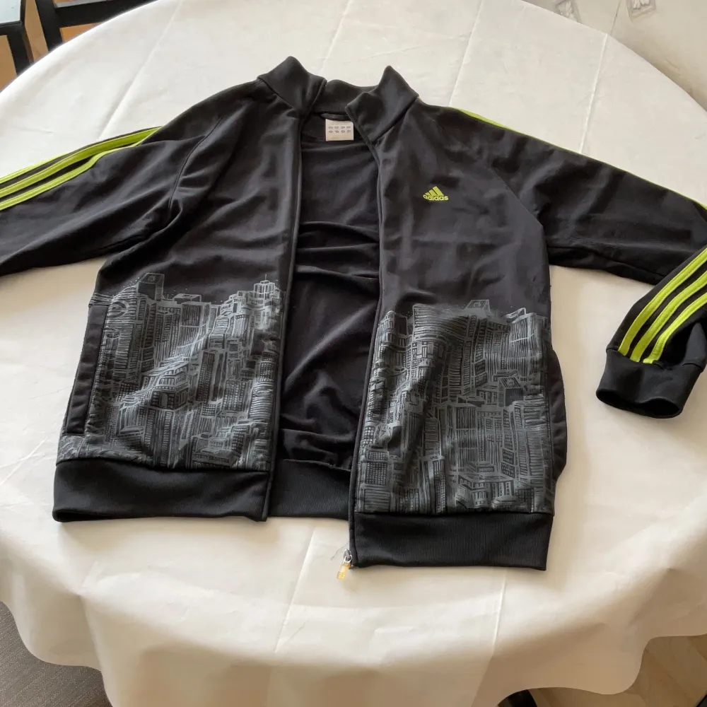 Jag säljer en retro Adidas svart tröja med blixtlås. Finns i Uppsala eller kan skickas fraktfritt inrikes. Swish går bra.. Tröjor & Koftor.