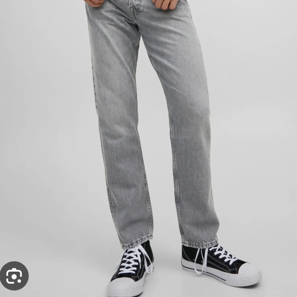Ljus gråa baggy jeans från Jack & Jones, använd 2-3 gånger säljer då dom inte är min stil, skriv privat för fler bilder eller frågor, pris går att diskutera vid snabb affär . Jeans & Byxor.