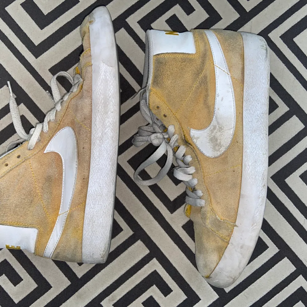 Material = Suede body in University Gold (faded, looks more like tan now), swoosh & back logo square in smooth white leather. New = 1000kr+ My price = 600kr Loads of life left in these shoes, check out the minimal wear on soles. Just needs some cleaning!. Skor.