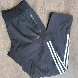 Adidasbyxor  - Helt nya och oanvända träningsbyxor från Adidas.   Rensar ur min garderob med för mycket som hänger oanvänt 🌼Kika och se om du ser något mer i min profil som du gillar så skickar jag med det till dig också!😊 