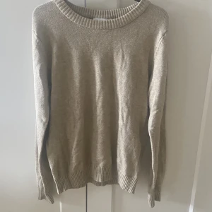 Beige stickad tröja - Beige stickad tröja från Vila. Aldrig använd. Stl s. Skriv för fler bilder💗
