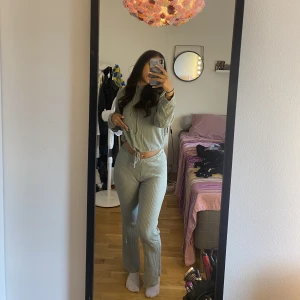 Mjukis sett - Sitter så fint den är så mysig Använt få ggr är 160cm lång och den sitter bra på mig 