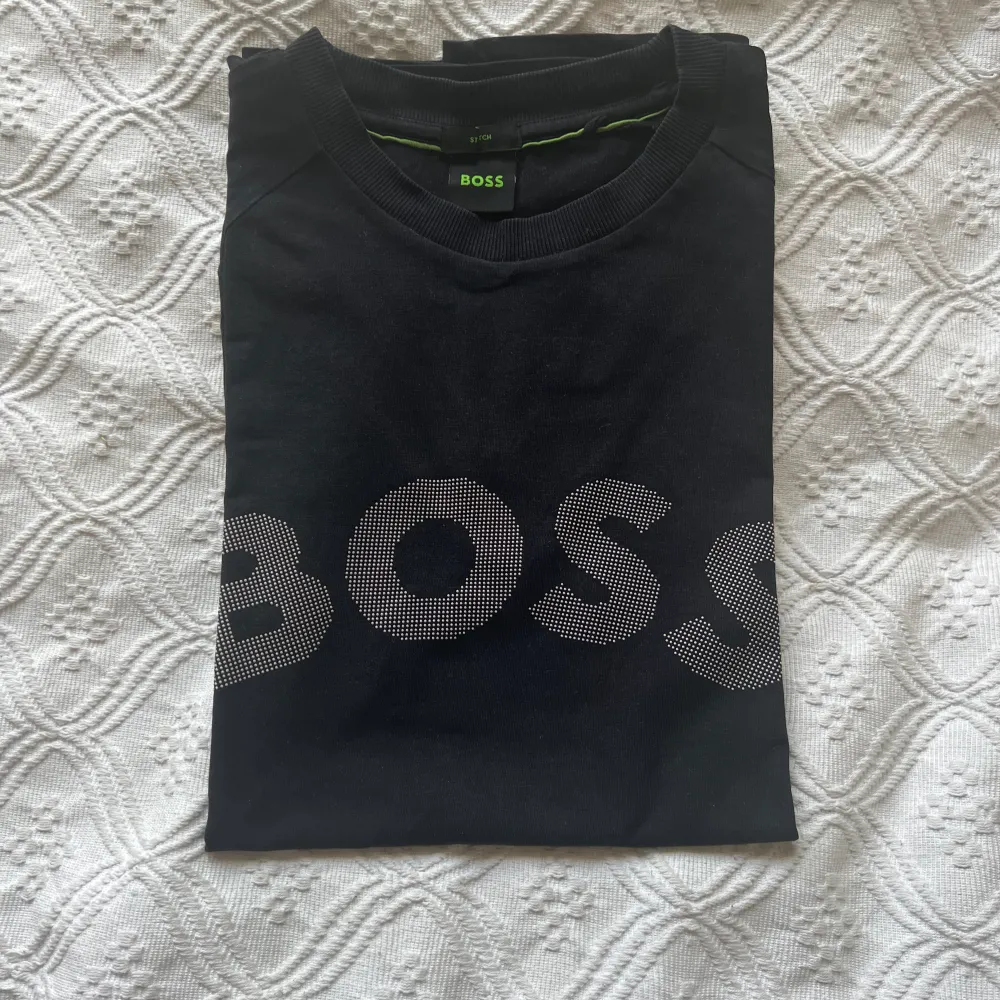 Hugo boss tröja i bra skick. T-shirts.