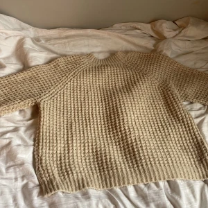 Stickad Tröja - Stickad beige tröja i storlek XS.  Sitter fint och skön på!!