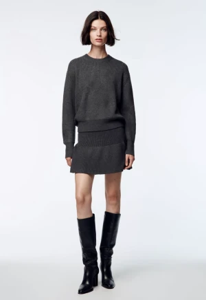 Stickad kjol - Stickad kjol från zara, sitter jättefint på och är knappt använd ⭐️! Står ej för frakt 