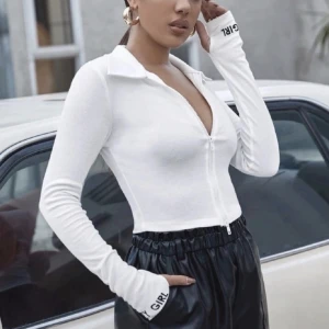 Vit topp  - Långärmad ribbad vit tröja med tumhål i st S men passar även XS. Super stretchig, mysig och kan höja varje outfit.  Sökord: Topp långärmat blixtlås vit stretchig mysig topp tröja överdel modest tshirt sweatshirt höst vår kväll basic vardaglig top sweater 