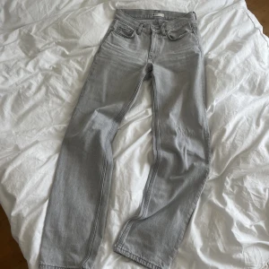 Lågmidjade gråa jeans  - Gråa jeans, lågmidjade, raka ben men inte skinny :) storlek: 32