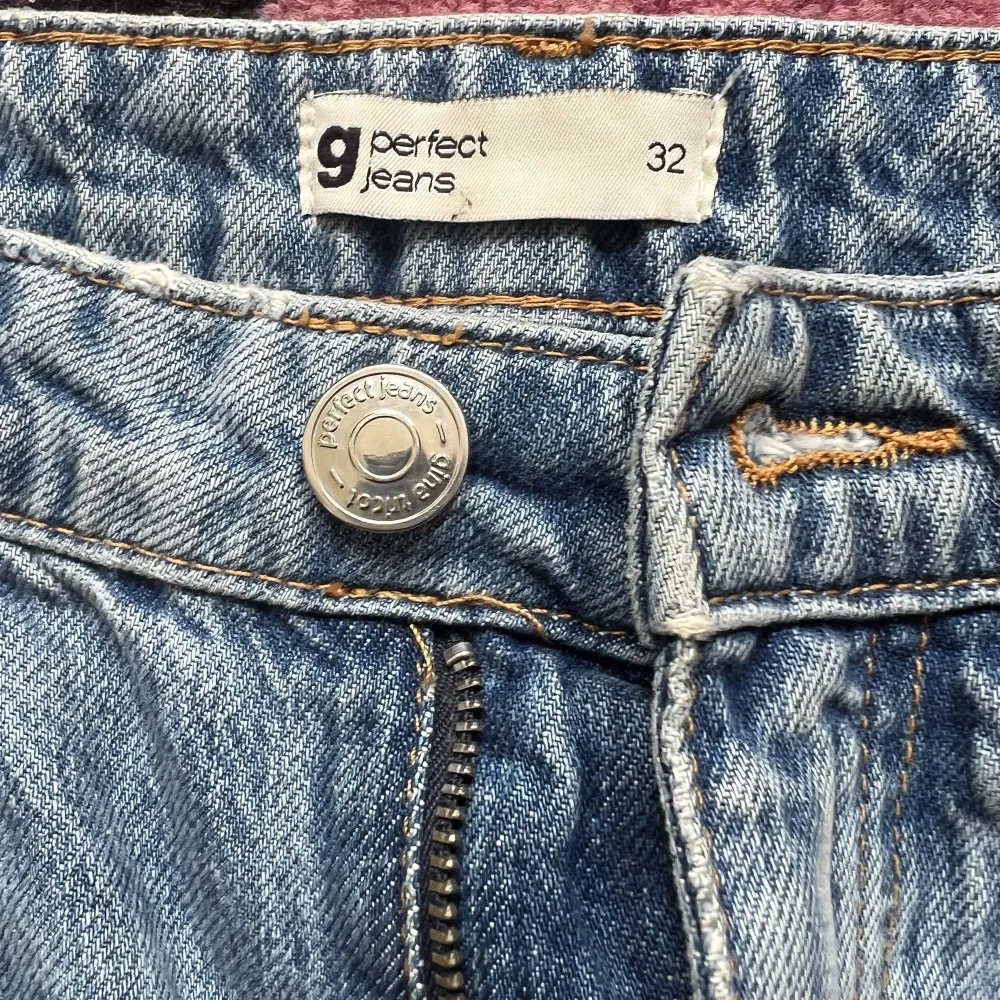Säljer ett par jeans ifrån Gina Tricot i storlek 32 då den har blivit liten för mig den är i jättebra skick och fortfarande helt perfekta ser ut som ny så inget fel alls på dem vid mer frågor eller bilder det är bara komma privat då!🥰orginal pris 499kr. Jeans & Byxor.