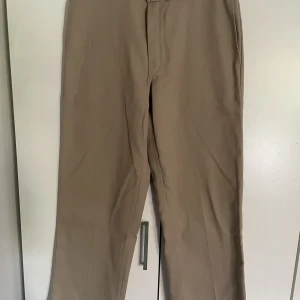 Dickies 874 regular fit - Beige Dickies byxor modell 874 original fit. Storlek 32/30. Oanvända så väldigt bra skick. Köptes på Walmart i USA. Skriv för fler bilder!