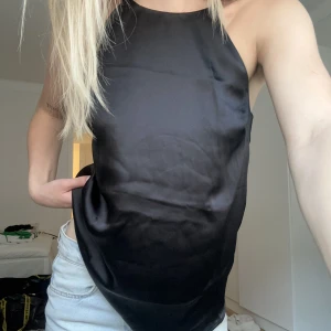 Satin topp - Från H&M, storlek S, aldrig använd