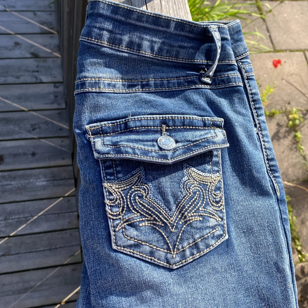 Säljer dom här super snygga jeansen, de är i mycket bra skick å jag säljer dom för att jag inte kan ha dom längre💗. Jeans & Byxor.