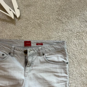 Low waist ljusgrå jeans - Köpte på Plick men är för små så kan ej visa bild på 🥲
