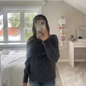 Off-shoulder tröja - Fin mörkblå stickadtröja från hm. Använd enbart 1 gång.❤️❤️