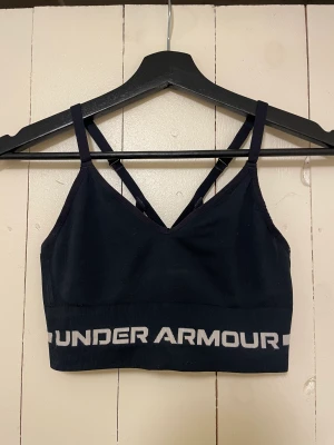 Under Armour - Sportbh - Sportbh i fint skick. Saknar inläggen.