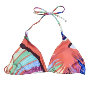 Bikini top - • Liten i storlek • Sitter som en L skulle jag säga 