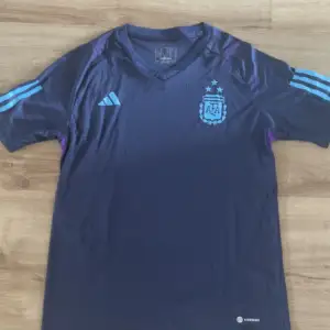 Argentina tröja, nyskick, säljs pga av att den är för stor💙