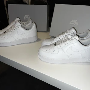 Air force 1 helt nya - Köpte 2 par skor till mig o min bror som tyvärr inte passar. Har inte möjligheten o skicka tillbaka dom då jag slängde kvittot. Hör av er vid intressen. Dom är storlek 42 och 43. (1000) ett par