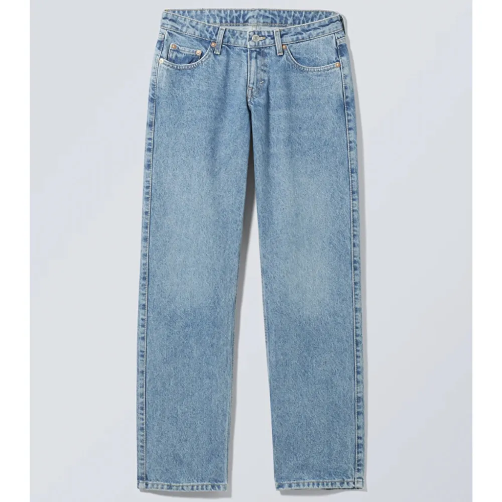 Jätte fina low waist straight jeans från weekday! Säljer pågrund av att dom är för små. Nypris 590 säljer för 400 (INKLUSIVE FRAKT) pris Kan diskuteras!!. Jeans & Byxor.