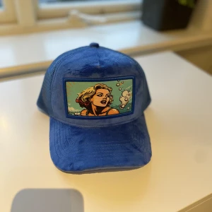 Revenite Velvet keps (Limited Edition) - Tja, ny inköpt hos Revenites Pop-Up Butik. Aldrig använt och Leos autograf på Kepsen. (Denna kommer aldrig att släppas igen)