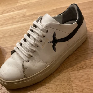 White Axel Arigatos Black Bird - Jag säljer dessa Axel Arigatos. Dom är i storlek 38 och jag har använt dom ett tag. Dom kommer också med box. Vid frågor och funderingar är det bara att skriva ett DM.