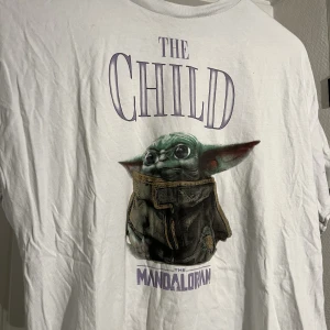 baby yoda t-shirt - star wars baby yoda t-shirt! köpt från h&m divided i storlek XS, men den är oversized så den skulle passa S också!