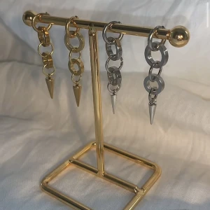 Sthlmstilsmycken  - De guldiga är nickel fria  Köp för 99kr/st Eller 185kr/par Modell 099