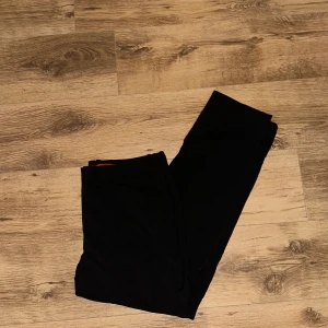 Kostymbyxor  - Kostymbyxor från HUGO BOSS.   Rensar ur min garderob just nu🌼 Kika och se om du ser något mer i min profil som du gillar så skickar jag med det till dig också!😊 Fler kläder kommer! 