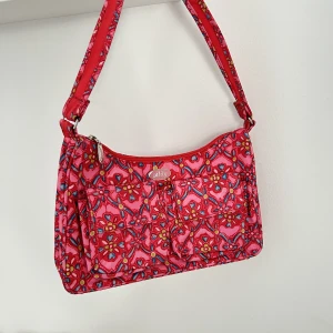 Vintage handväska - Mönstrad väska i nyskick! Köpte den för 299 kr🩷