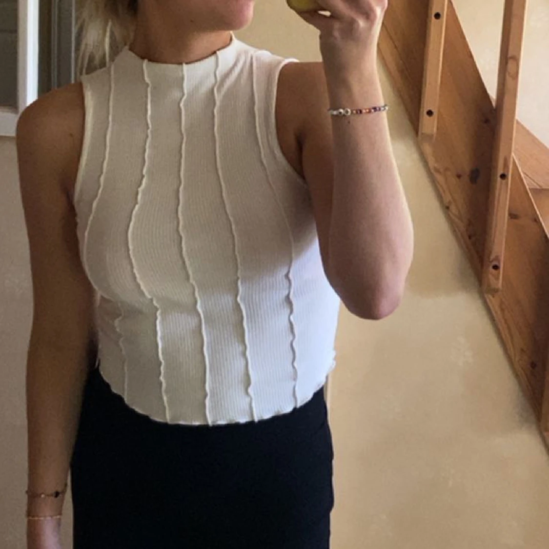 Vit topp med detaljer