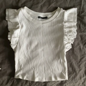 Topp från Zara  - Säljer nu denna topp från Zara! Den är oanvänd och i nyskick. tryck gärna på köp nu! 