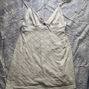 Vit sommarklänning - Sommarklänning i mjukt material. Storlek M