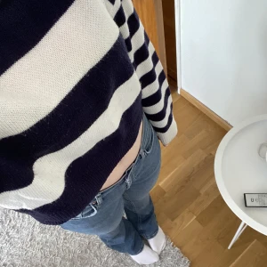 Randig stickad ”magtröja” - Jätte fin randig stickad tröja som sitter lite som en magtröja!