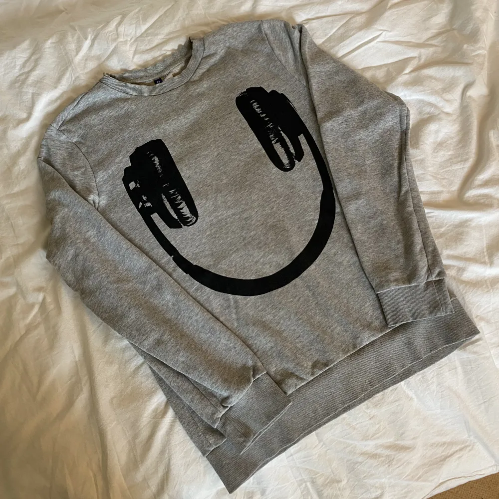 En grå sweatshirt med tryck fram från H&M i storlek S. Den är i fint skick!😊🤝. Hoodies.