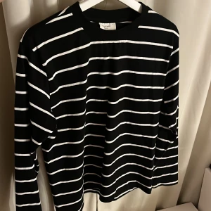 Randig topp - Randig topp från Gina, storlek s. Aldrig använd 