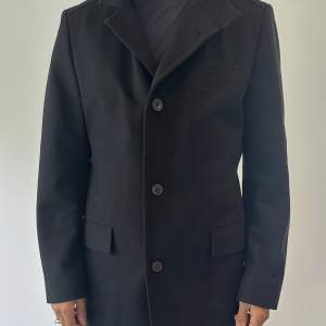 Elegant Hugo boss kappa som tyvärr inte kommer till användning längre, sparsamt använd. Nypris 4500kr, storlek 54. 
