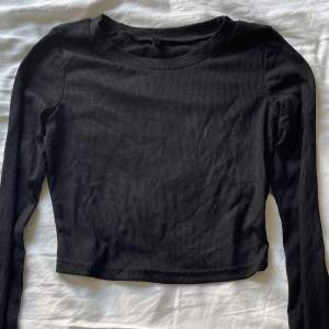 Fin svart kort tröja. Aldrig använt och är i bra skick. Den är kort och slutar lite över naveln. 