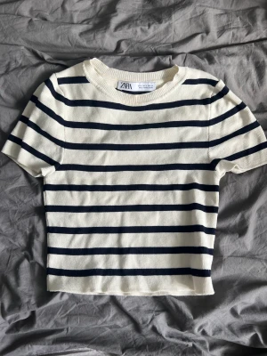 Zara tröja  - Säljer denna Zara tröjan, har använt den en gång. För liten