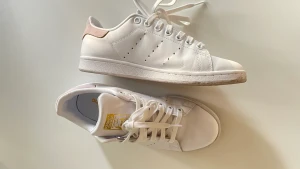 Stan Smith skor  - Säljer dessa skit snygga skor för dem är förstora för mig. Dem har använts 2 gånger och är därför helt som nya! Original pris/ köpta för , ligger på : 1000kr 
