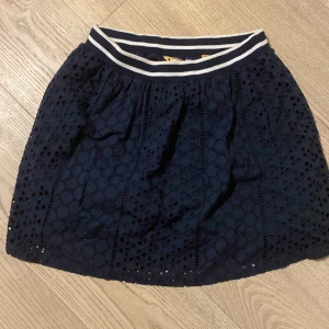 Kjol från Superdry - Ursnygg mörkblå kjol från Superdry! Vet ej vad den kostar då den köptes second hand. Säljs för 100kr eller ett byte som ni säljer!💕 kontakta för fler bilder eller intresse. 