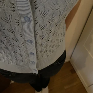 Gullig stickad kofta  - Gullig stickad kofta i ljusblå med korta armar, använd fåtal gånger😊