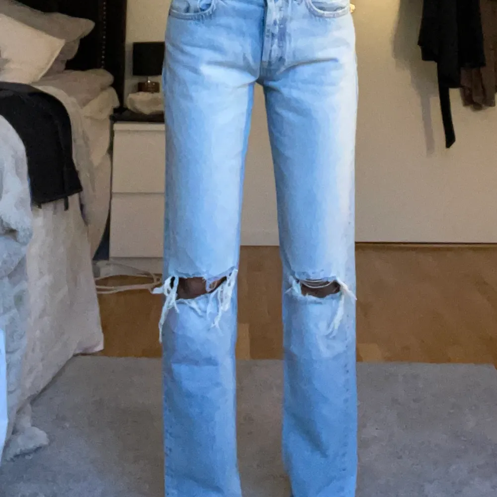 Midwaist jeans från Zara som tyvärr inte kommer till användning🫶🏼. Jeans & Byxor.
