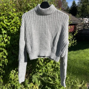Stickad tröja  - Perfekt stickad tröja inför hösten och vintern😍 Grå med en liten polokrage. Nyskick!