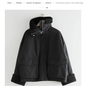 Oversized jacka med pilekrage  - Superfin oversized jacka från & Other Stories. Perfekt varm vinterjacka som tyvärr inte får plats i graderoben längre✨Använd ett fåtal gånger! 