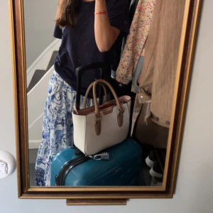 Superfin maxikjol 🪼🐬🩵 - En underbart blå maxikjol som passar många tillfällen 💙resåren i midjan gör att den passar XS-M. Skriv privat för fler bilder <3 