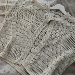 Gullig fin kofta - En super gullig kofta, jätte fin att styla med ett linne under, säljer då den inte riktigt kommer till andvändning, nypris 399