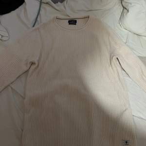 Beige sticka tröja från Jack and Jones skick 10/10 (aldrigandvänd) ny pris 600