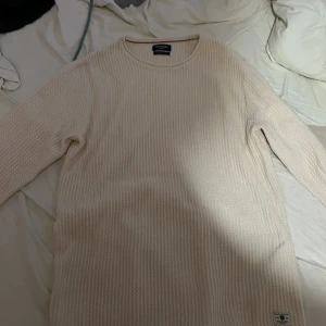 Beige sweater  - Beige sticka tröja från Jack and Jones skick 10/10 (aldrigandvänd) ny pris 600