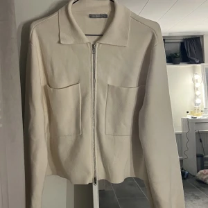 Åhléns cardigan  - Säljer denna fina tröjan från Åhléns, nypris - 600kr. Storlek M. Väldigt fint skick🫶🏼