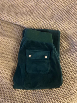 Juicy couture velour byxor - Säljer nu mina juicy couture byxor i färgen rain forest, stl xxs💗knappt andvända och har inga tecken på andvänding. Så mysiga och fina nu till hösten. Pris går att diskutera💗