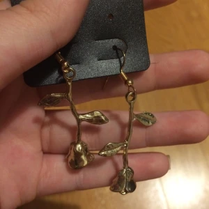 ros örhängen - jättesnygga ros formiga örhängen som tyvär aldrig andvänts och ör fortfarande i dess förpackning. 